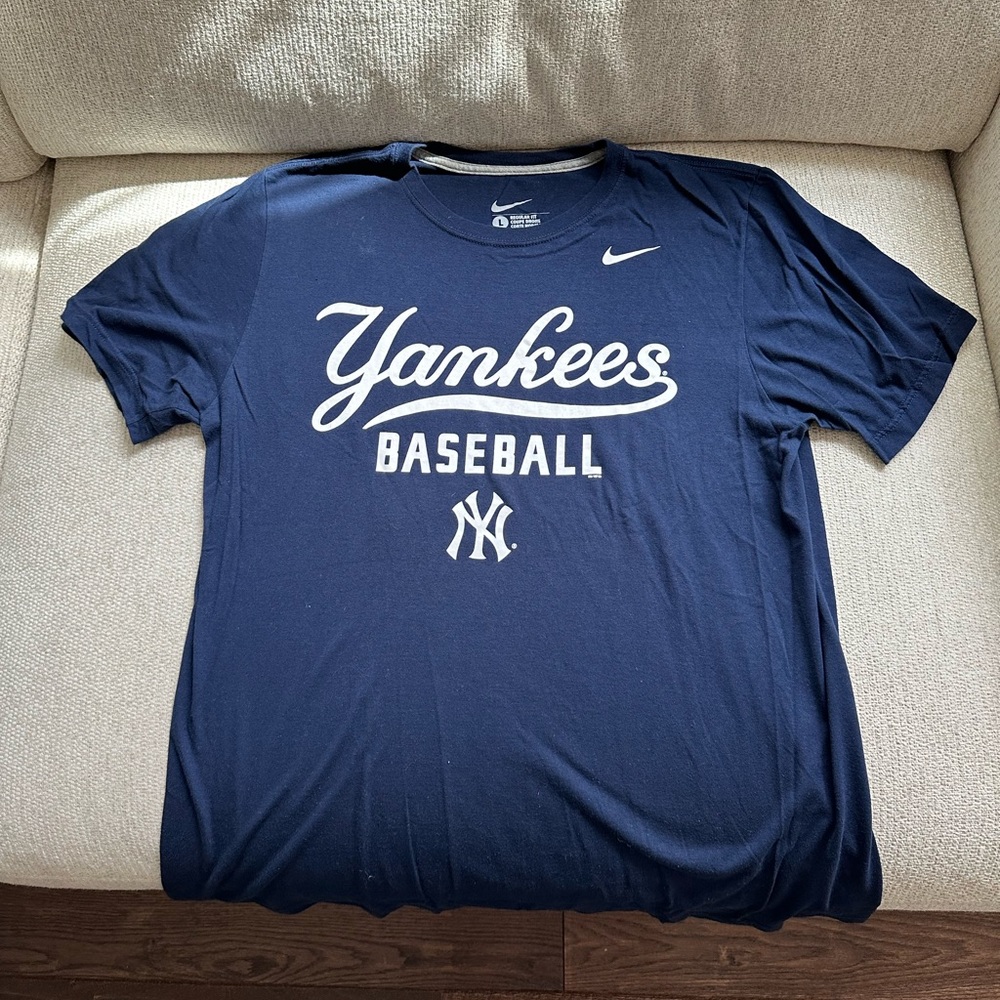 Yankees Men’s T Shirt. Size L.